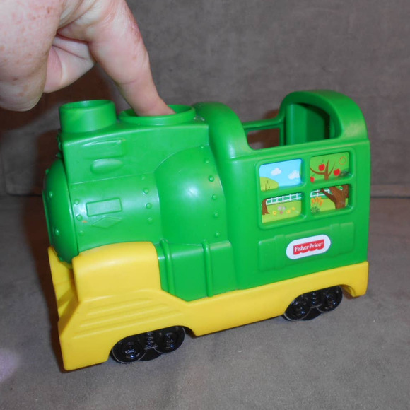 2016 Friendly Green Passenger Train Engine Only Light & Sound DYF20 Being Polite - Picture 2 of 8